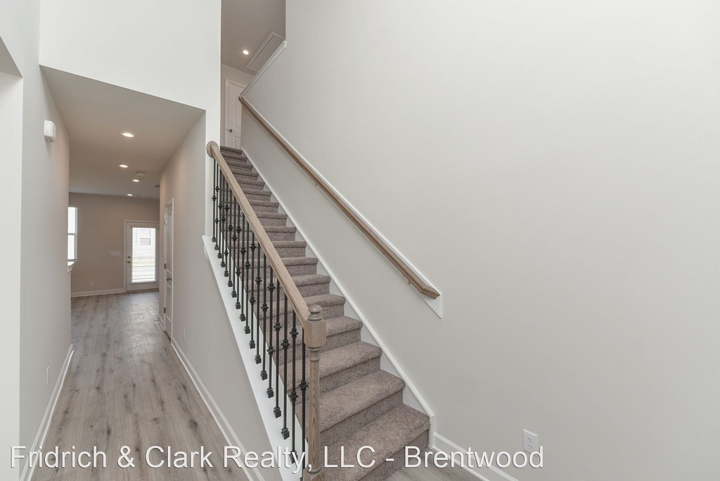 360 Dearborn Station Dr - Photo 29