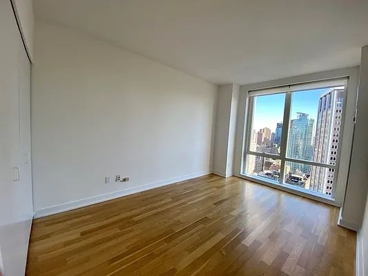 885 6th Avenue - Photo 4