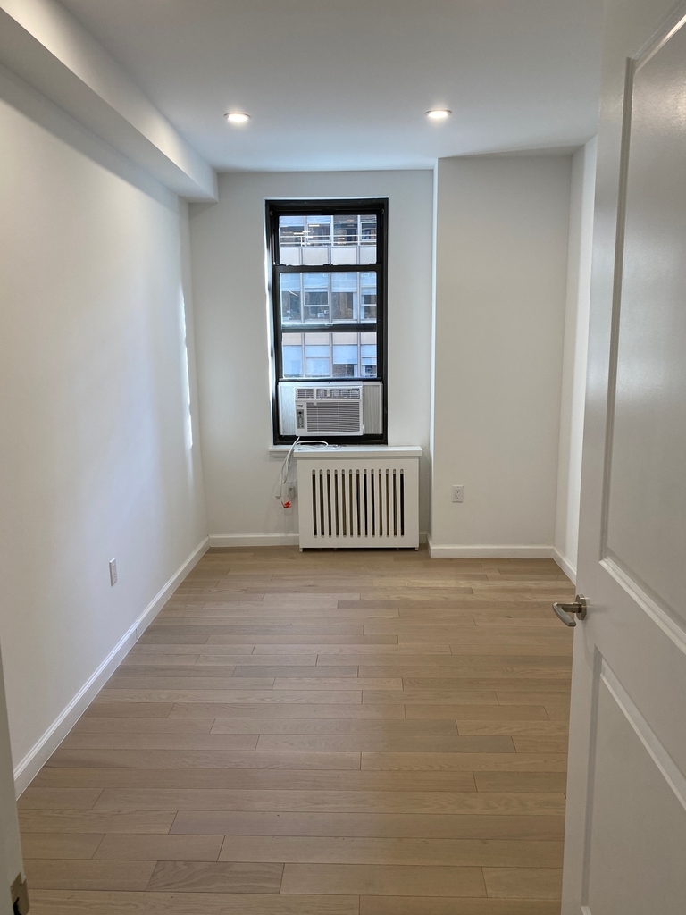 160 East 48th Street - Photo 10