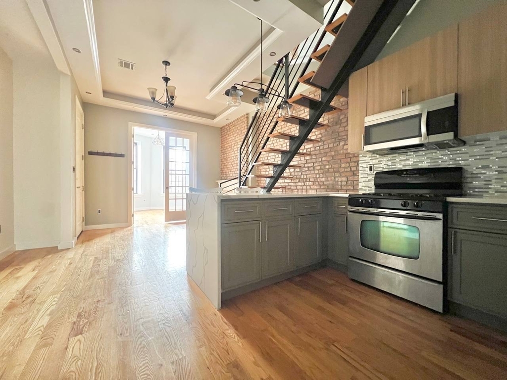 687 Bushwick Ave - Photo 2