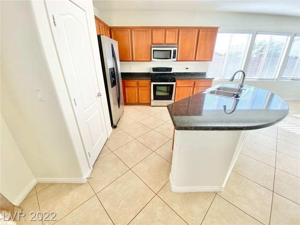 3709 Rocklin Peak Avenue - Photo 4