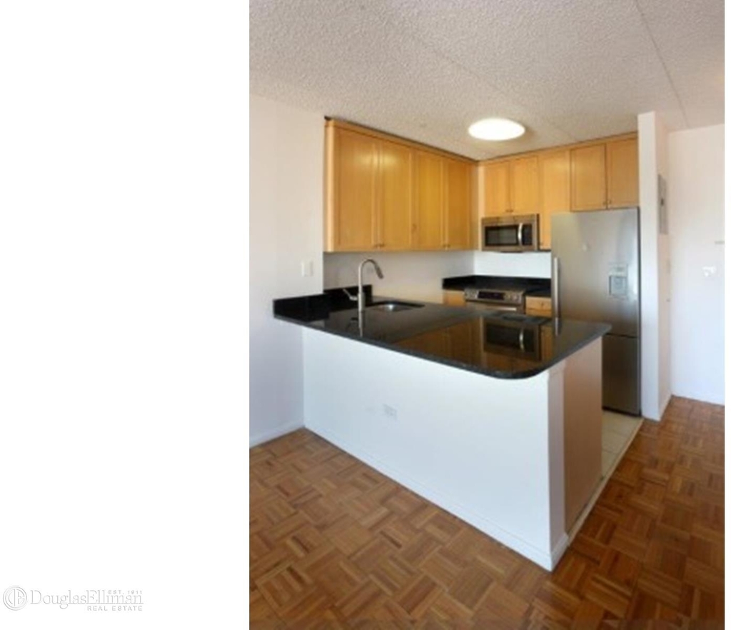 301 Elizabeth St - Photo 2