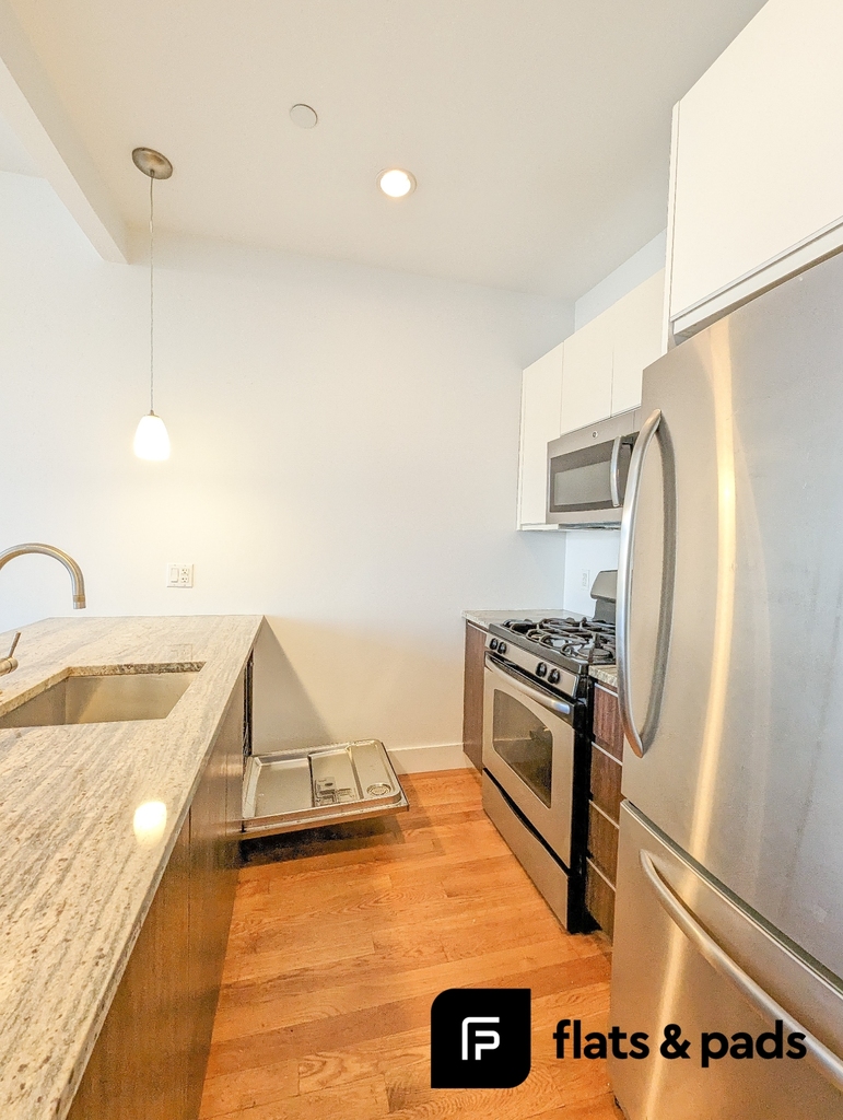 836 Bergen Street - Photo 2