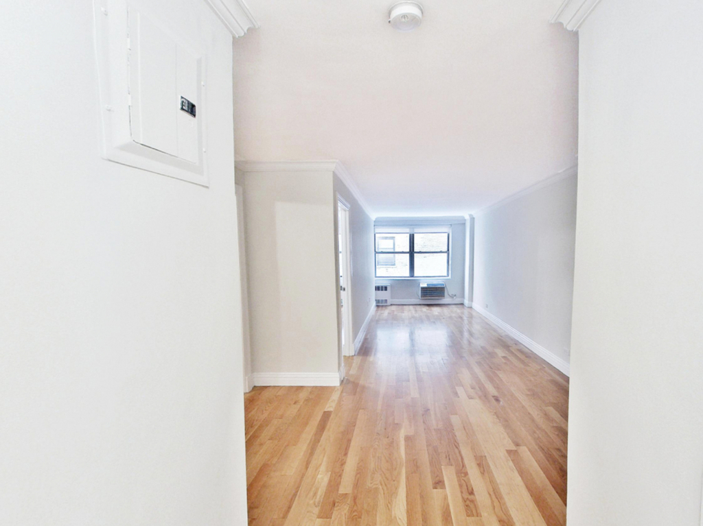 210 West 89th - Photo 0