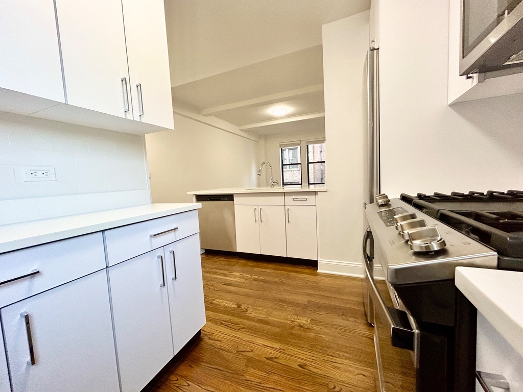 25 West 68th Street - Photo 3