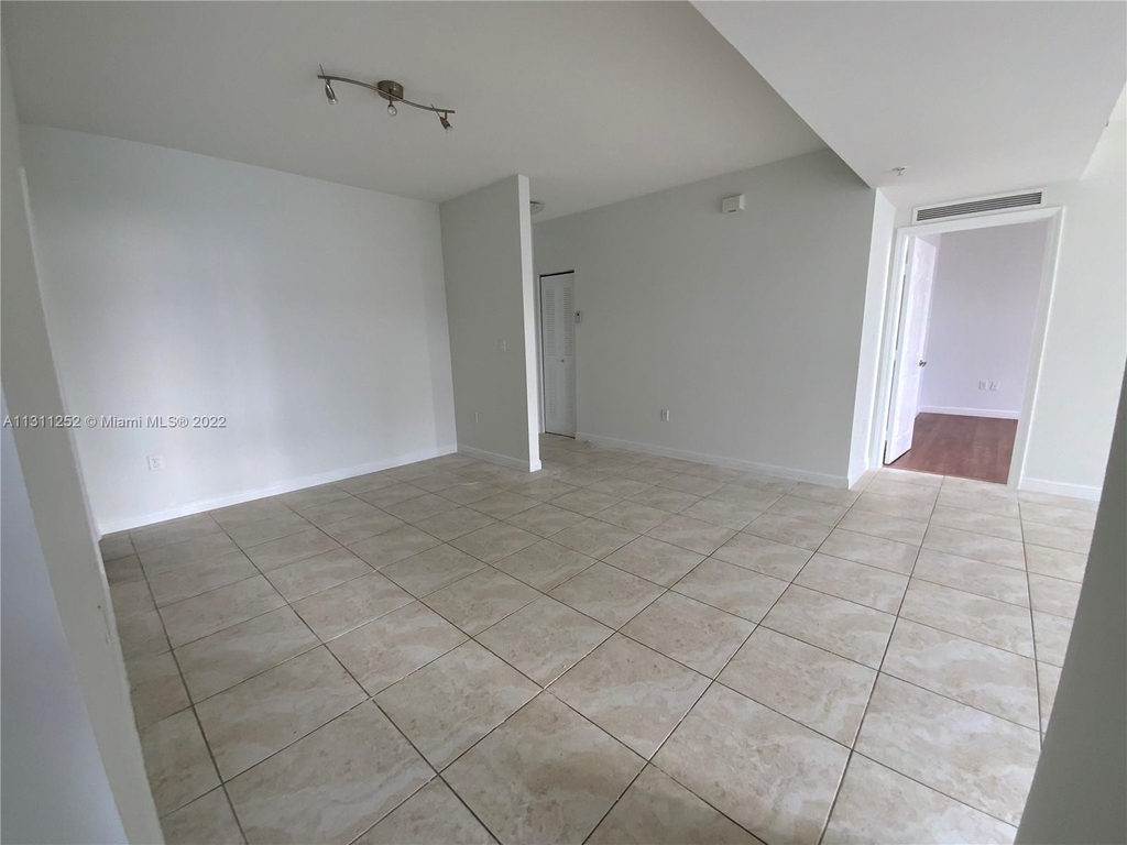 2425 Sw 27th Ave - Photo 3