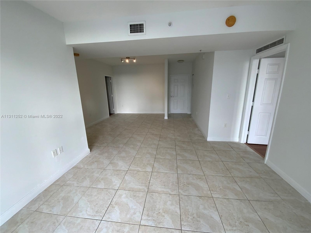 2425 Sw 27th Ave - Photo 2