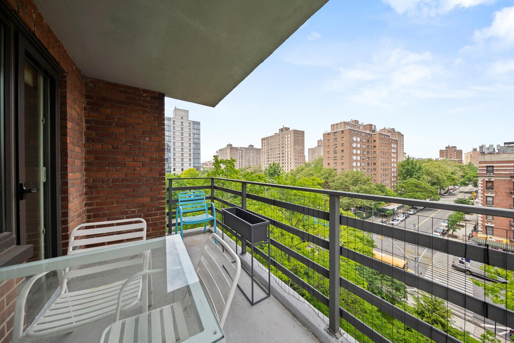 392 Central Park West - Photo 5