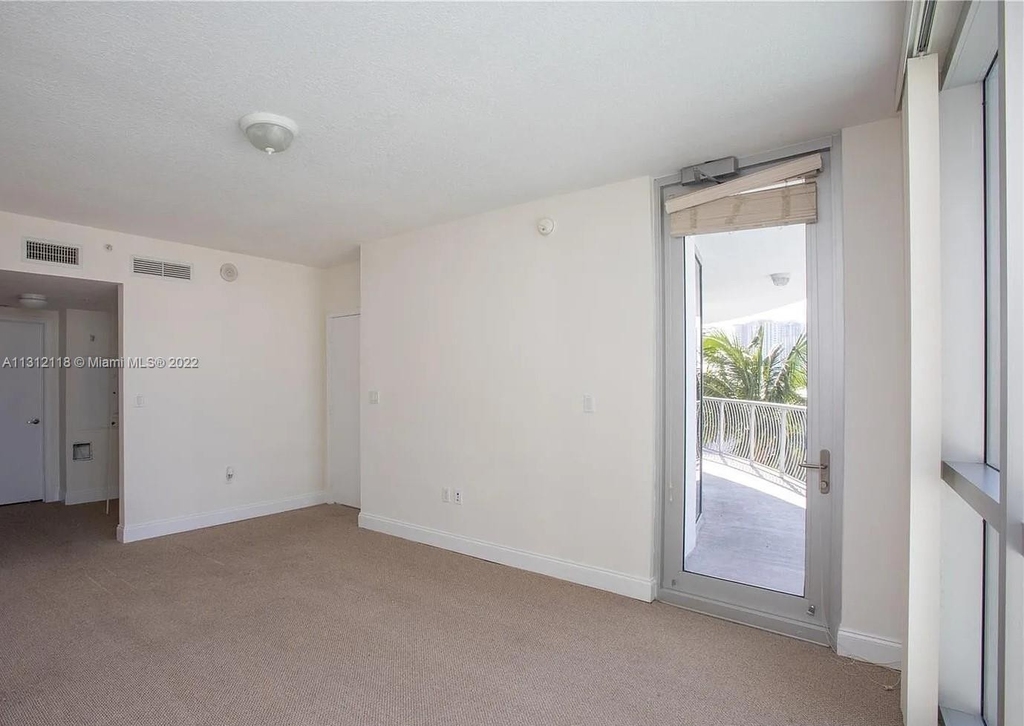 1750 N Bayshore Dr - Photo 16