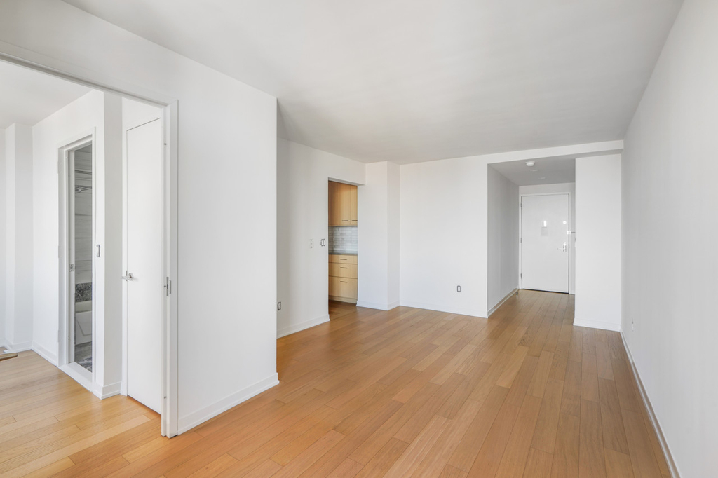 1 Columbus Place - Photo 3