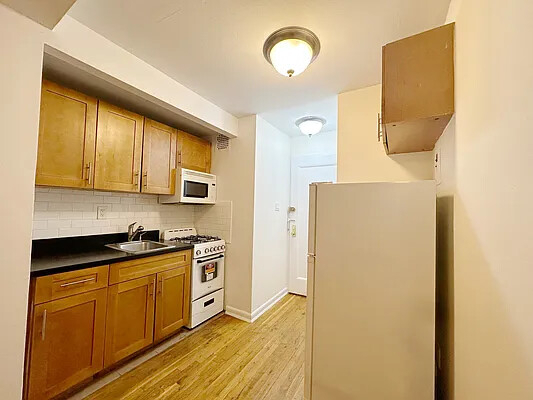 137 East 27th Street - Photo 3