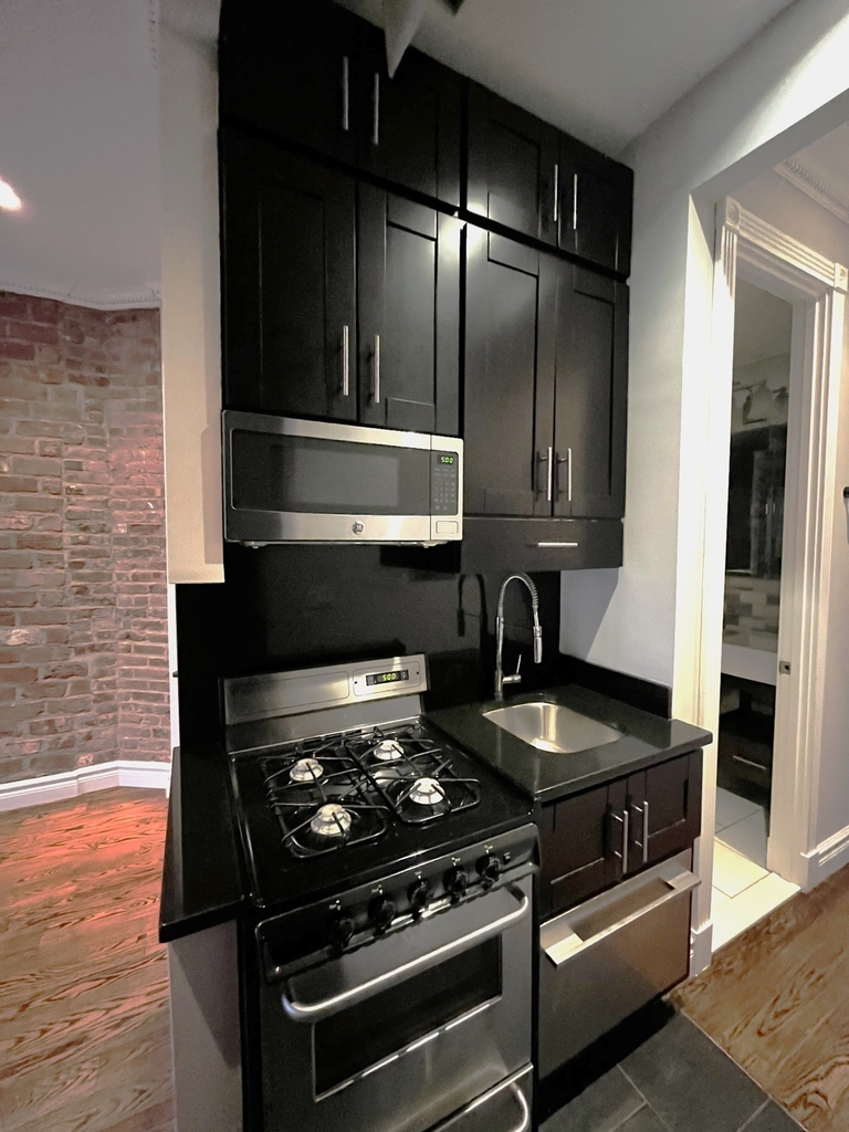 309 East 8th Street - Photo 1