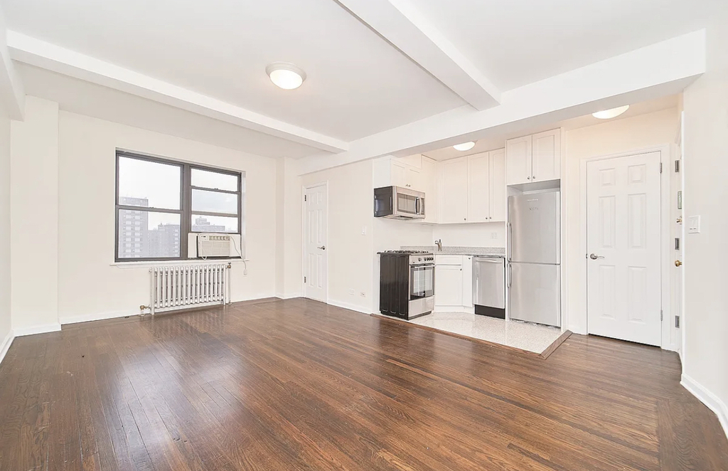 850 Amsterdam Avenue - Photo 2