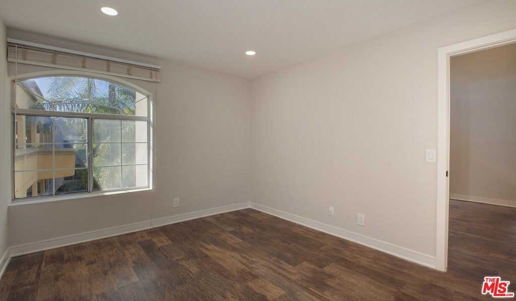 7660 Beverly Blvd - Photo 4