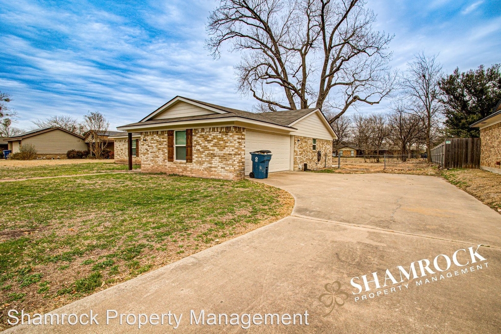 316 Travis - Photo 1