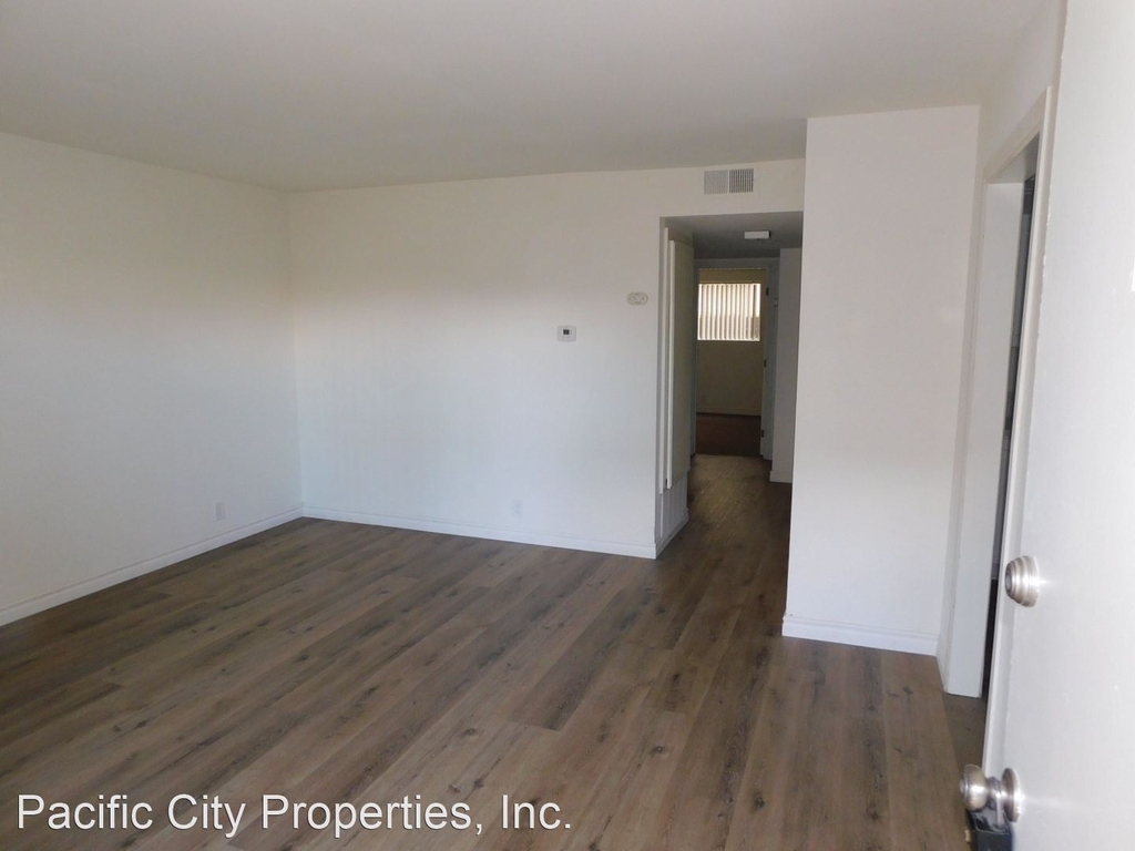 810 Center St - Photo 2