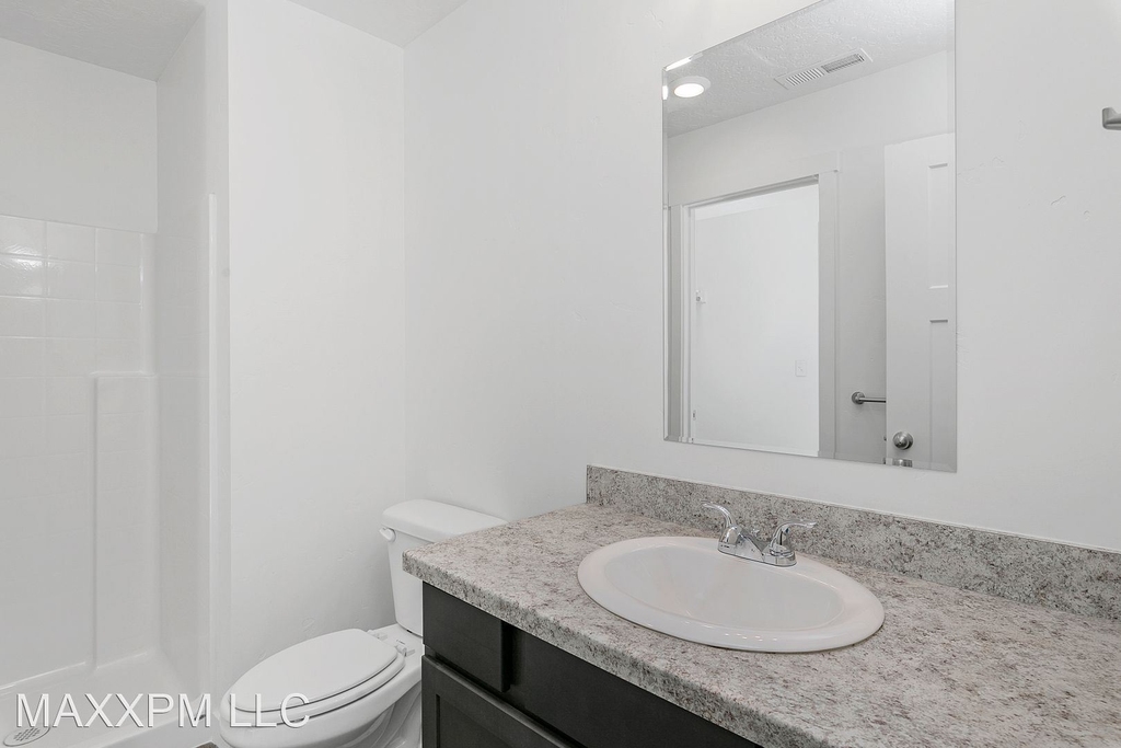 16847 N Macabee Beach Ln, #2 - Photo 9