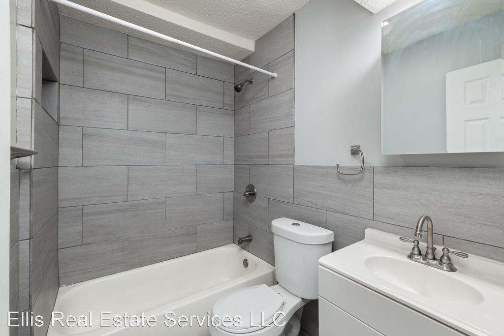 959 W 42nd St - Photo 5