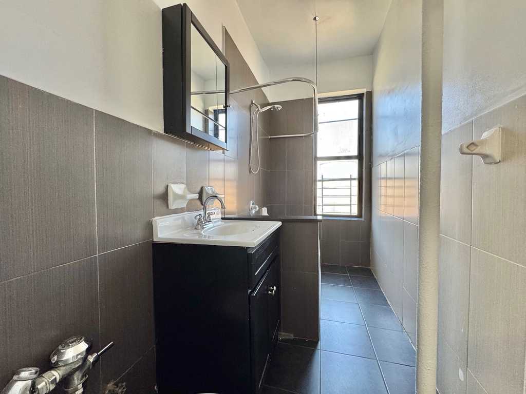 740 Empire Boulevard - Photo 3