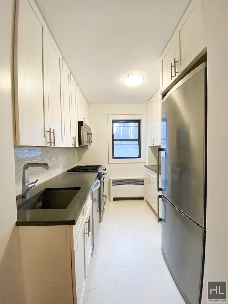 320 East 52 Street - Photo 4