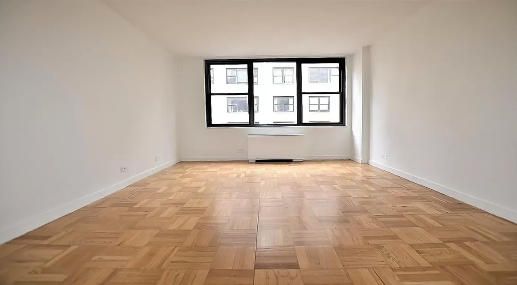 East 48h Street - Photo 3