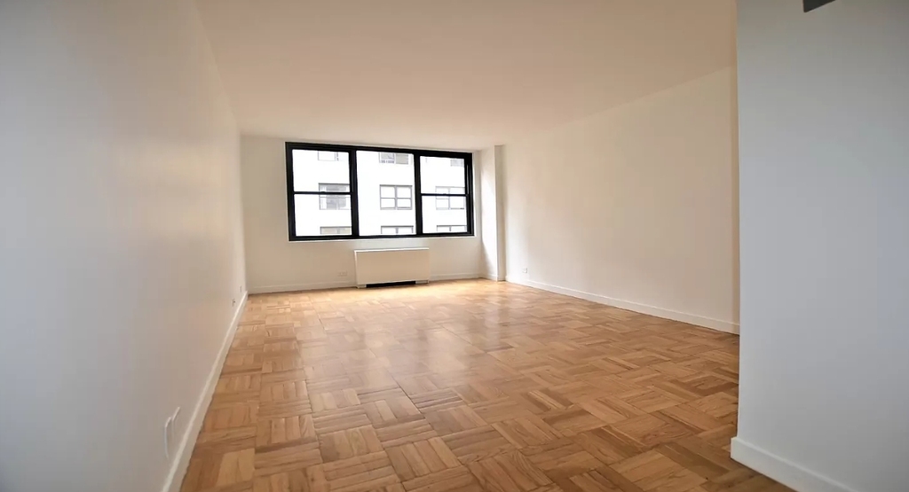 East 48h Street - Photo 5