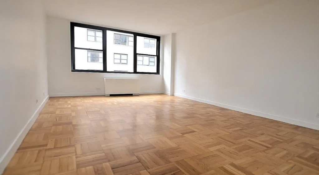 East 48h Street - Photo 4