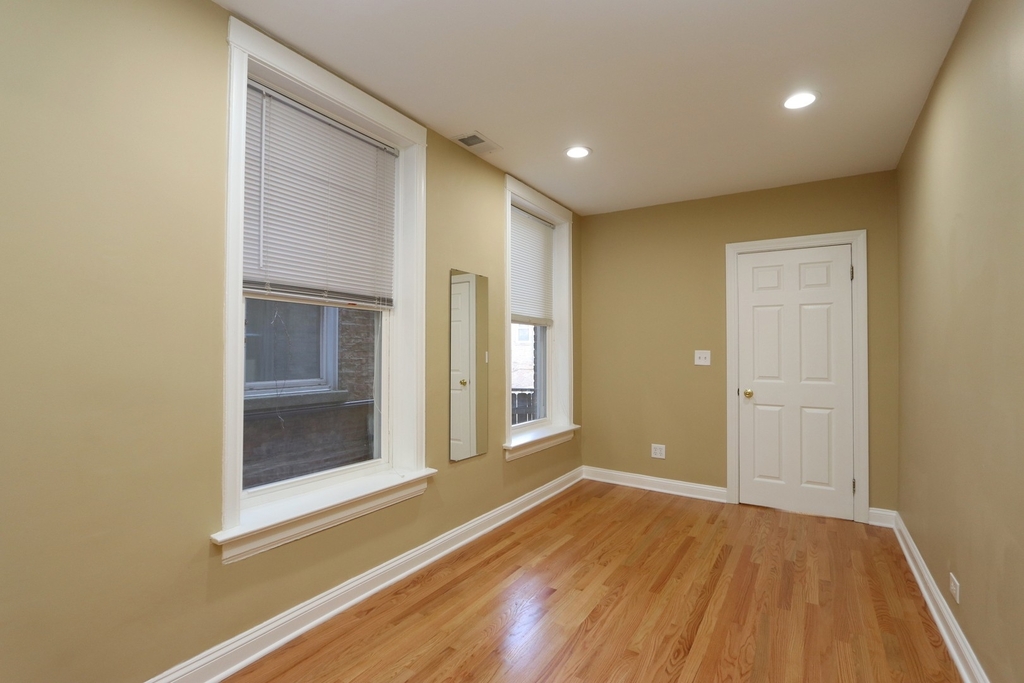 2433 N Kedzie Boulevard - Photo 2