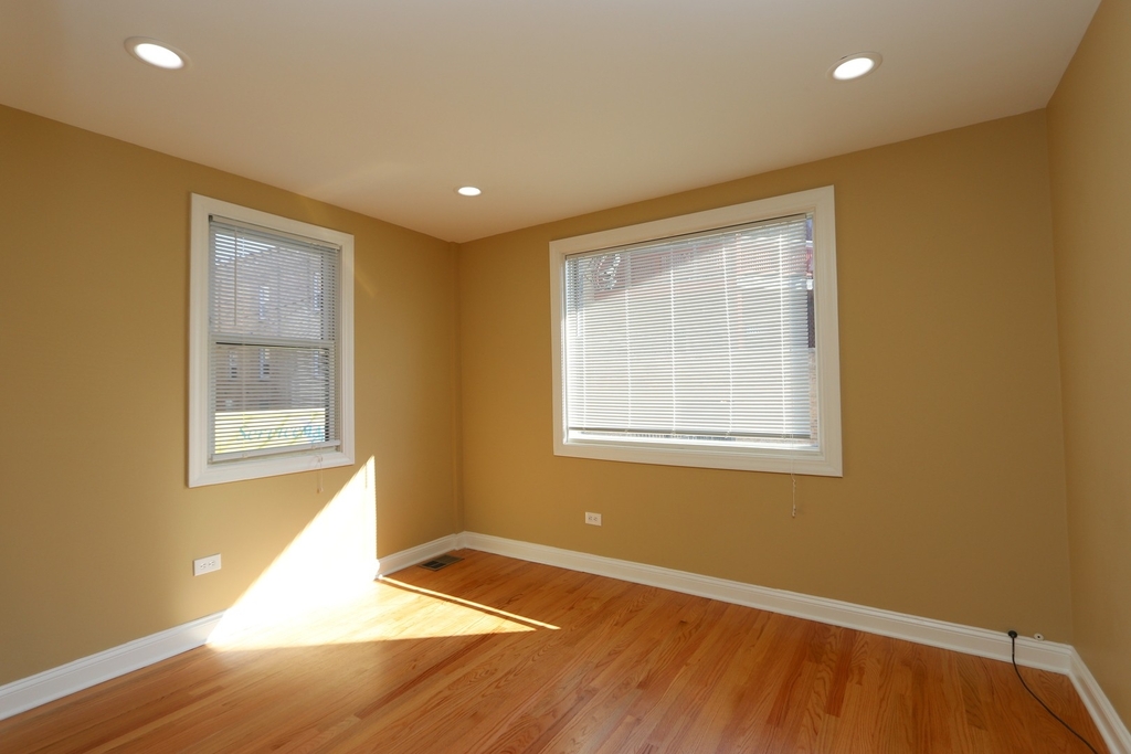 2433 N Kedzie Boulevard - Photo 1