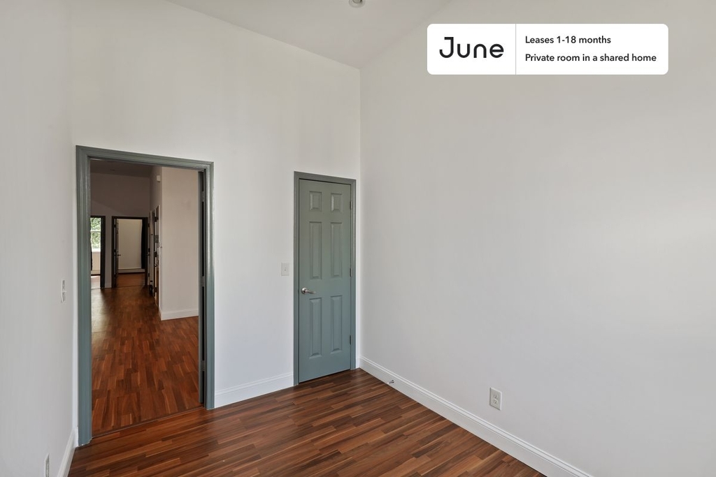 1110 Halsey Street - Photo 1