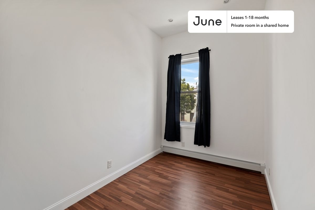 1110 Halsey Street - Photo 2