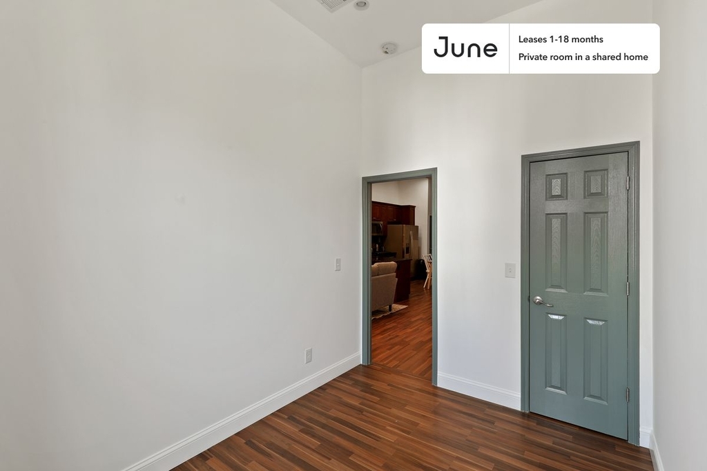 1110 Halsey Street - Photo 0