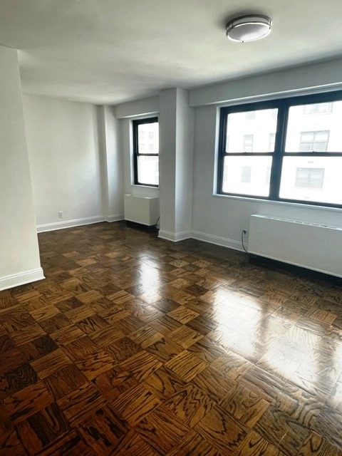 400 East 89th St  200.00 rebate - Photo 0