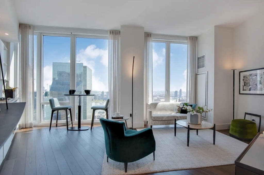  East 44th Street - Photo 1