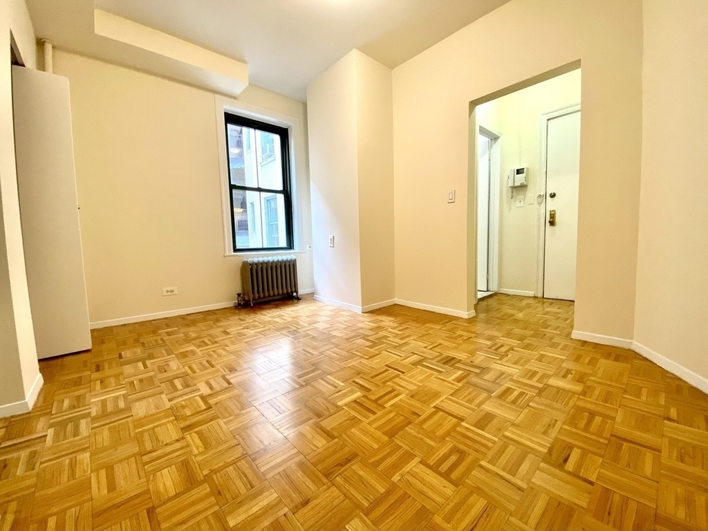 Large Studio East 79th Street - Photo 1