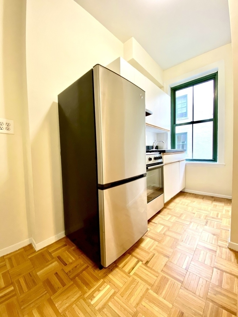 Large Studio East 79th Street - Photo 3