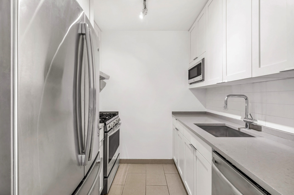 124 West 60th Street - Photo 5