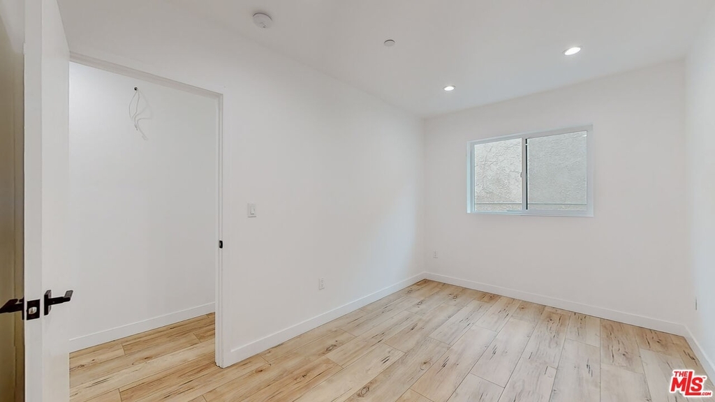 6805 Gloria Ave - Photo 10