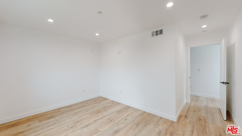 6805 Gloria Ave - Photo 18