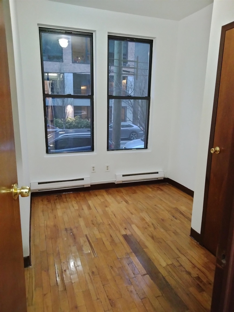 1409 Grand St - Photo 3