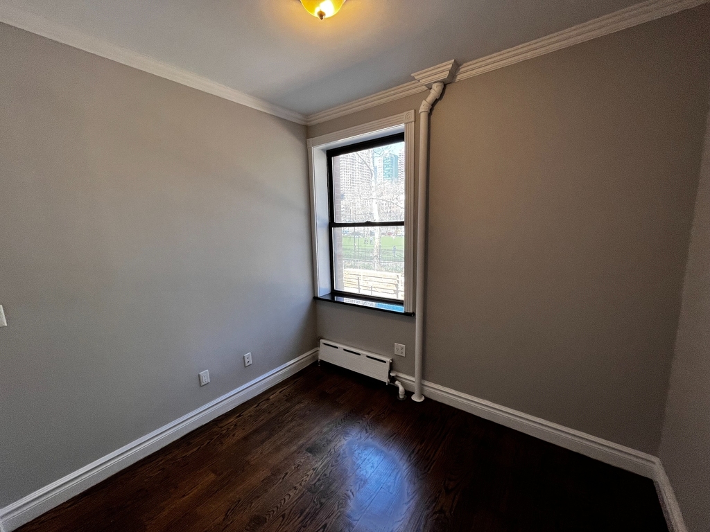 326 East 35th Street - Photo 9