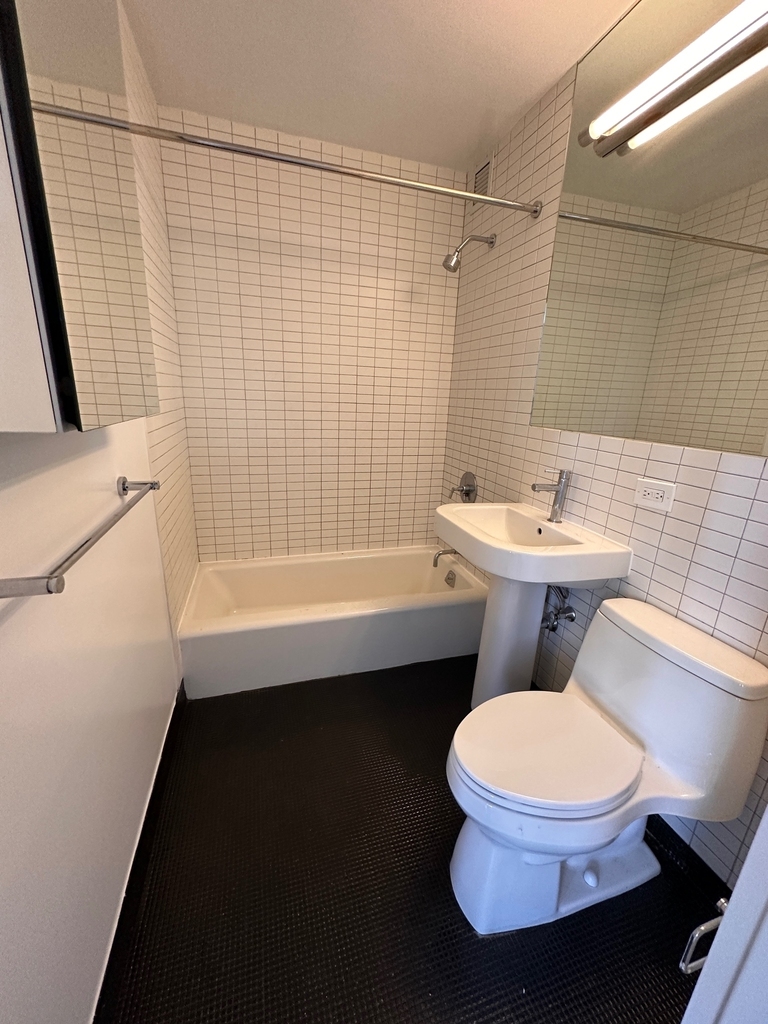 NO FEE STUDIO on 3rd Avenue and 39th Street - Photo 2