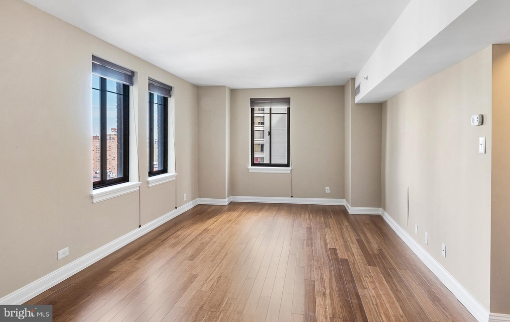 222 W Rittenhouse Square - Photo 2