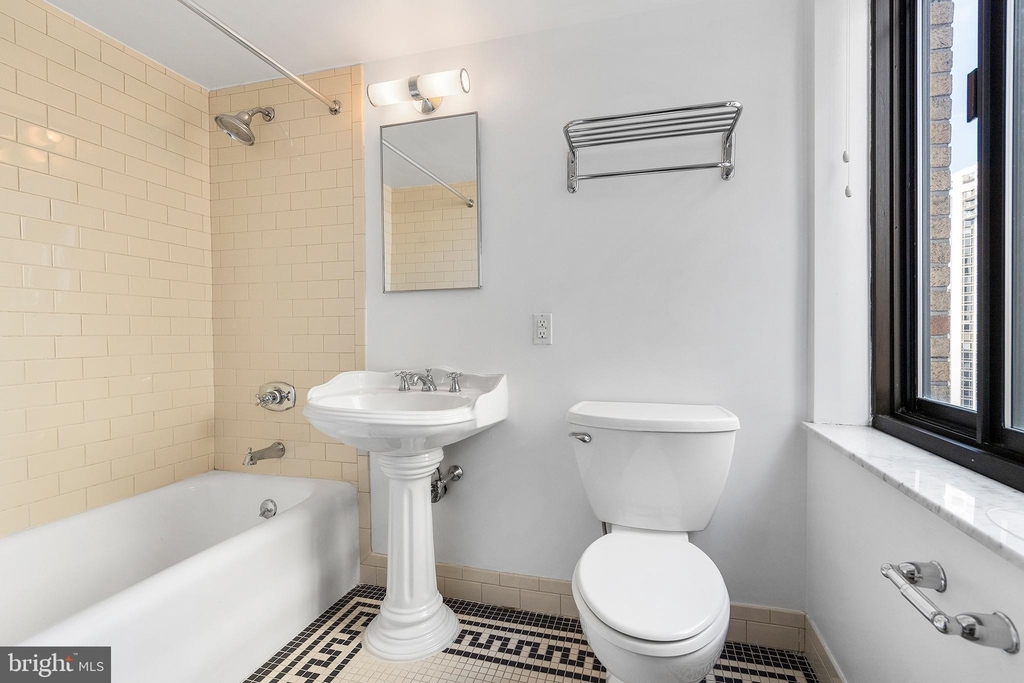 222 W Rittenhouse Square - Photo 9