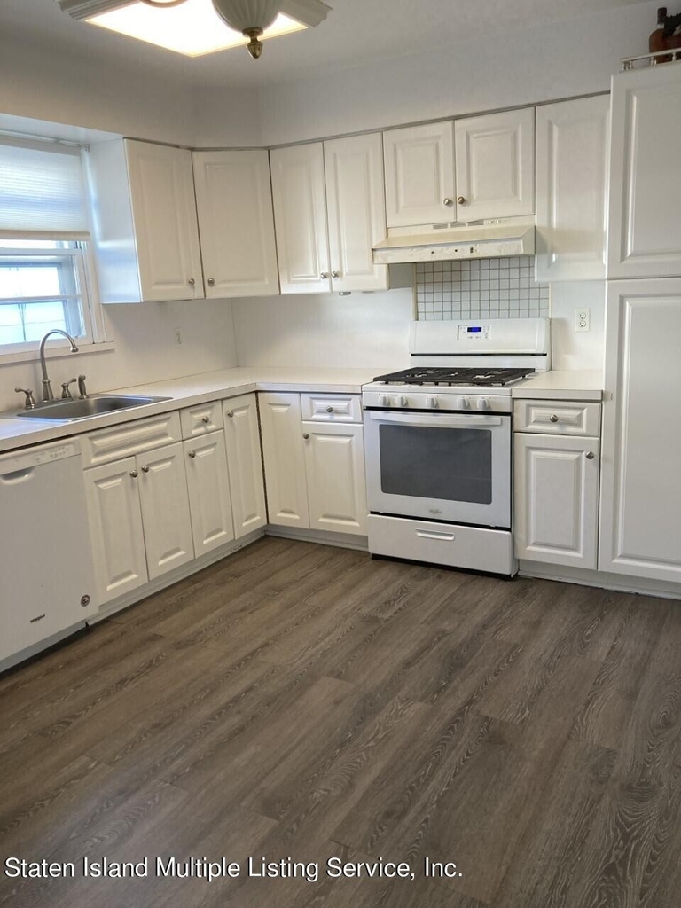 987 Hylan Boulevard - Photo 2