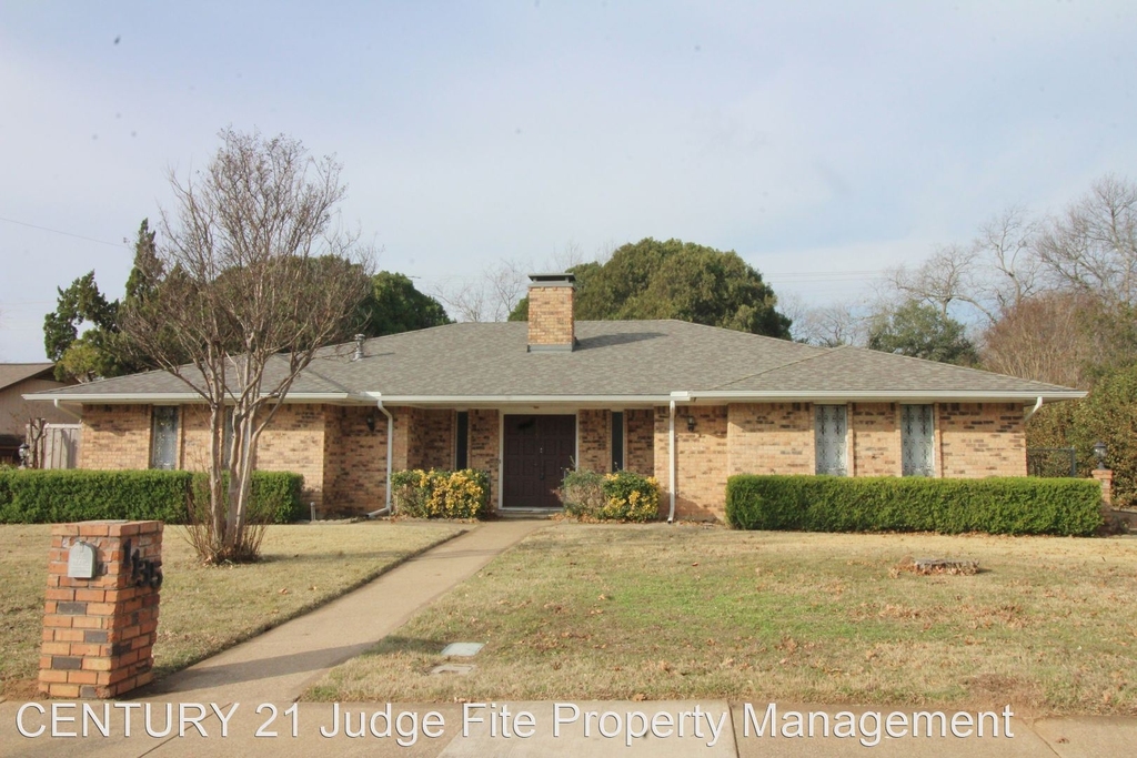 1135 Greenway Drive - Photo 0