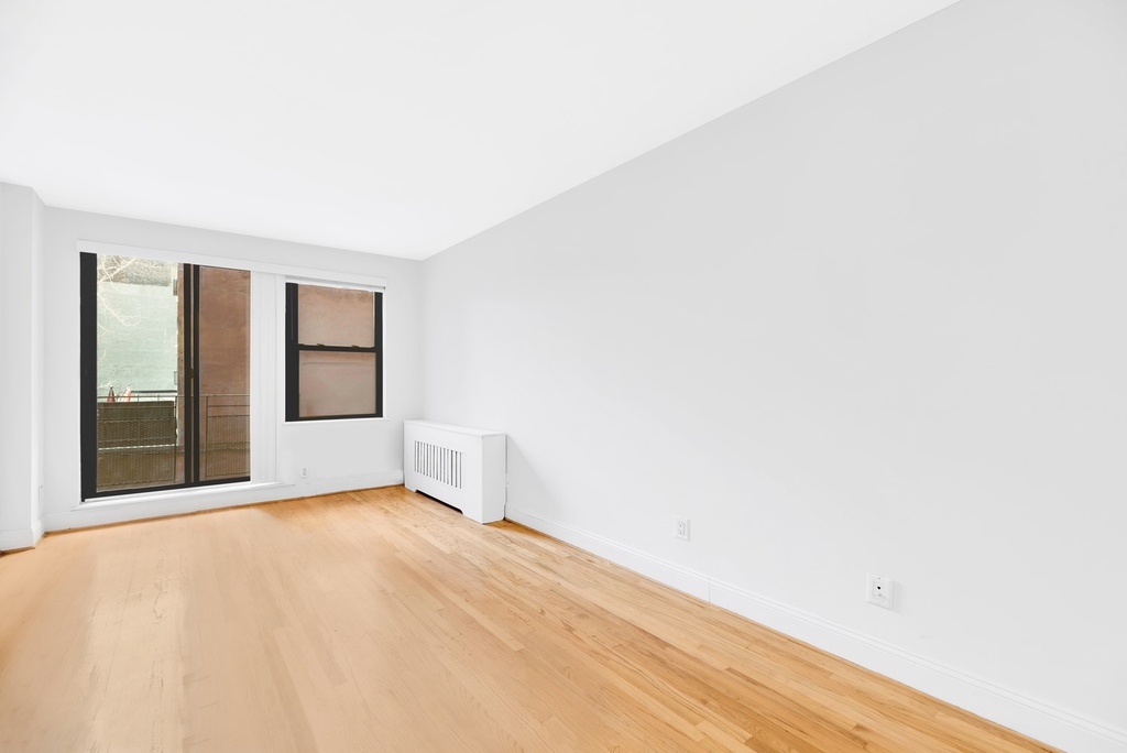 655 Second Avenue #2C - Photo 0