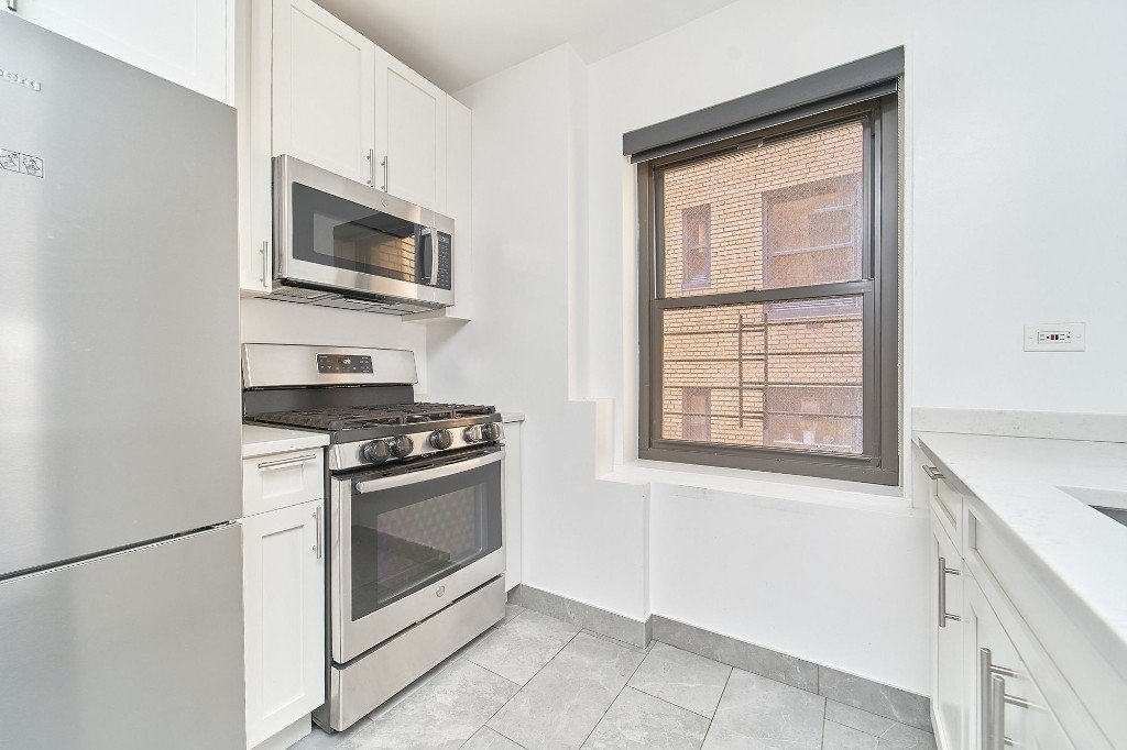 412 East 55th Street - Photo 8