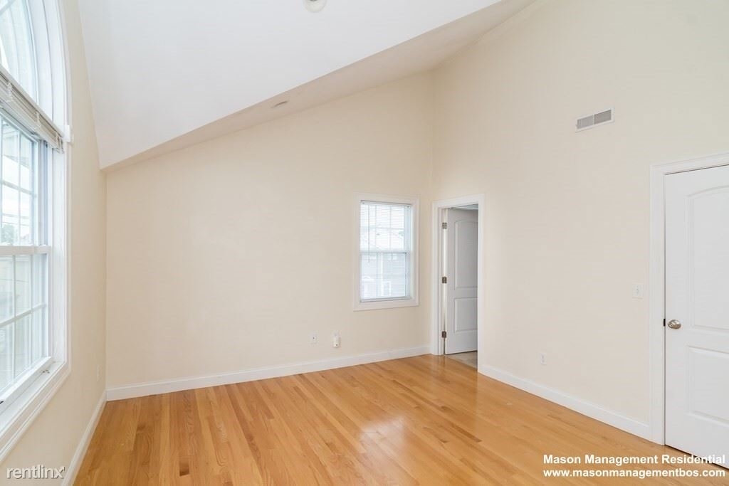 123 Russell St - Photo 2