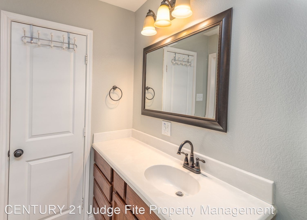 531 Longworth Boulevard - Photo 6